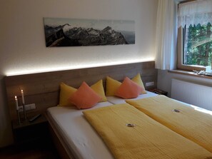 1 Schlafzimmer, Zimmersafe, Schreibtisch, Reisekinderbett
