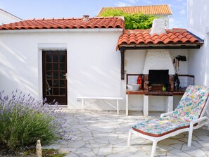 Terrace/patio - Family-Friendly Beach House, Walking Distance to Shore & Shops (La Tranche-sur-Mer)