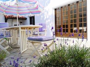 Outdoor dining - Family-Friendly Beach House, Walking Distance to Shore & Shops (La Tranche-sur-Mer)