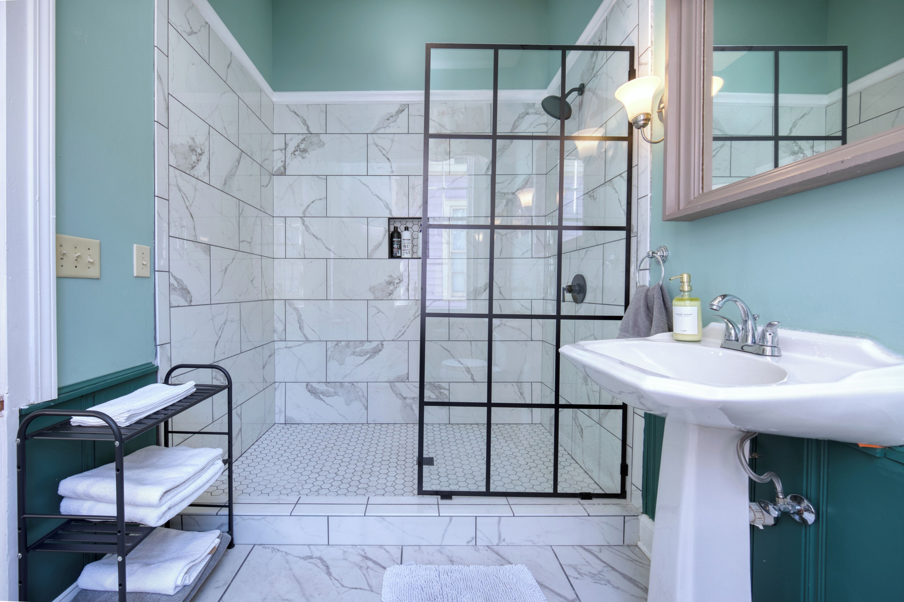 Combined shower/bathtub, towels, soap, shampoo