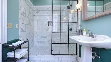 Combined shower/bathtub, towels, soap, shampoo