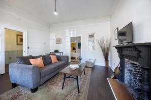 Télévision, cheminée