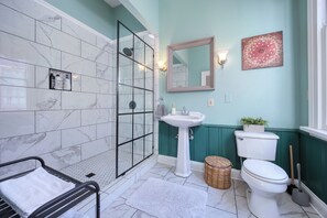 Combined shower/tub, towels, soap, shampoo - Dimon Cottage, Suite B (Columbus)