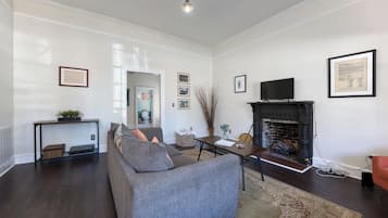 TV, fireplace