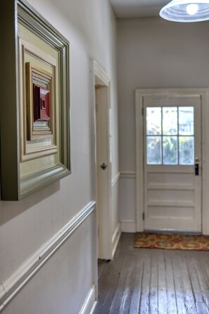Interior - Dimon Cottage, Suite B (Columbus)