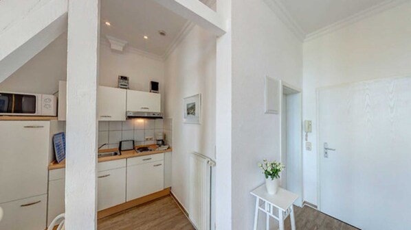 Kühlschrank, Mikrowelle, Wasserkocher mit Kaffee-/Teezubehör