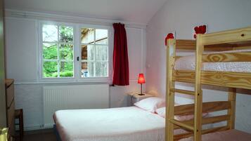 6 bedrooms, iron/ironing board, free WiFi, bed sheets