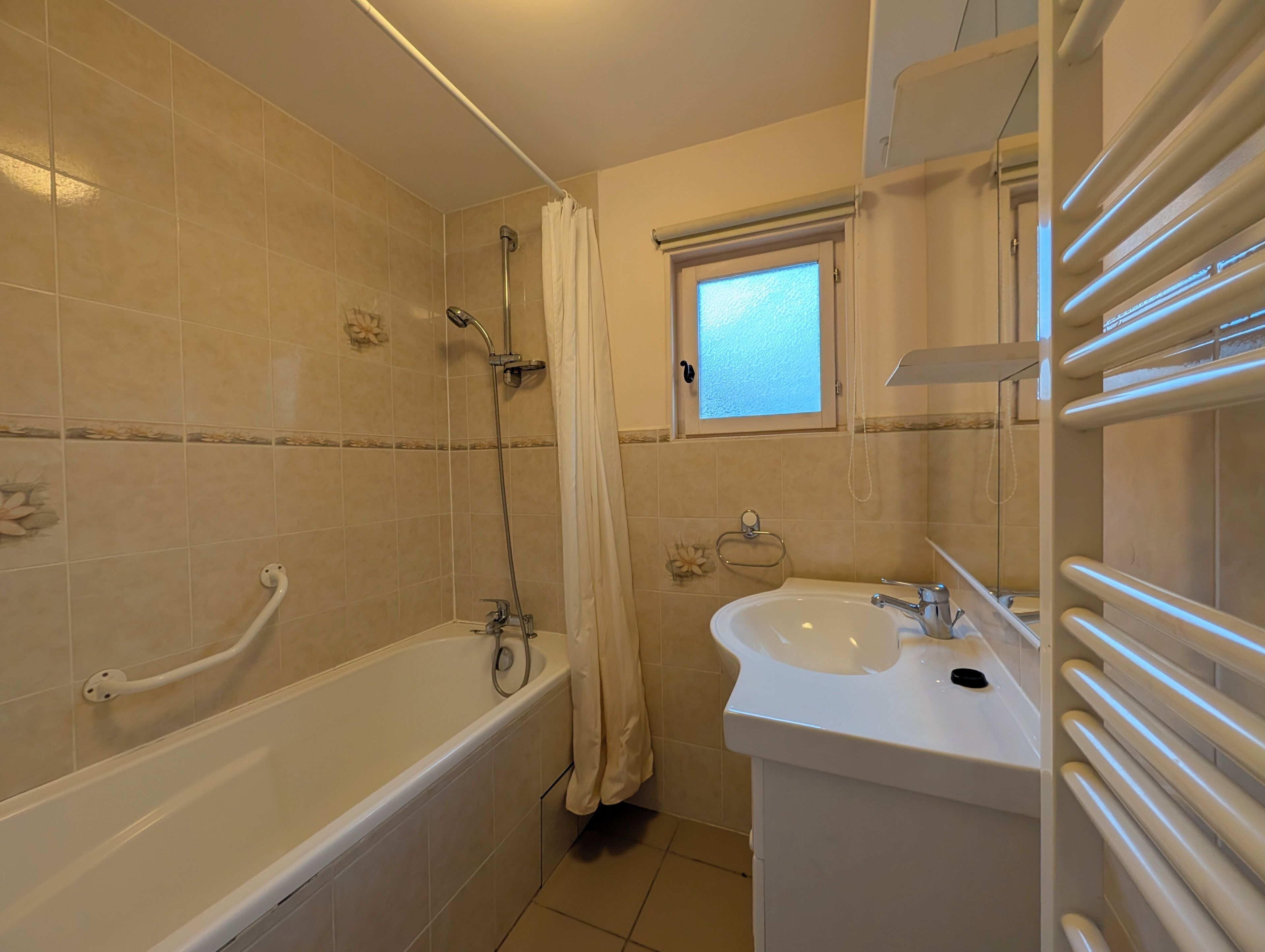 Ensemble douche/baignoire, sèche-cheveux, serviettes fournies, savon