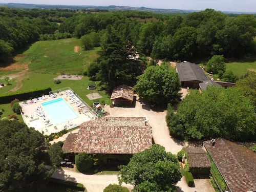 Grand gite familial en Village de Vacances **** piscine, spa, tennis, jeux, bar