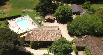 Groot familielandhuis in vakantieresort **** zwembad, spa, tennis, spellen, bar