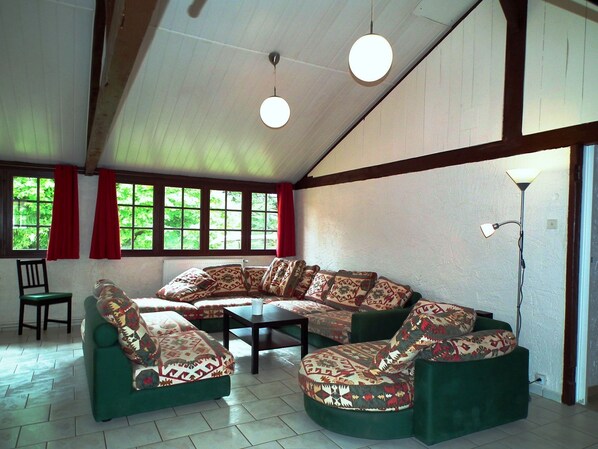 電視、DVD 播放機、足球機、乒乓球設施