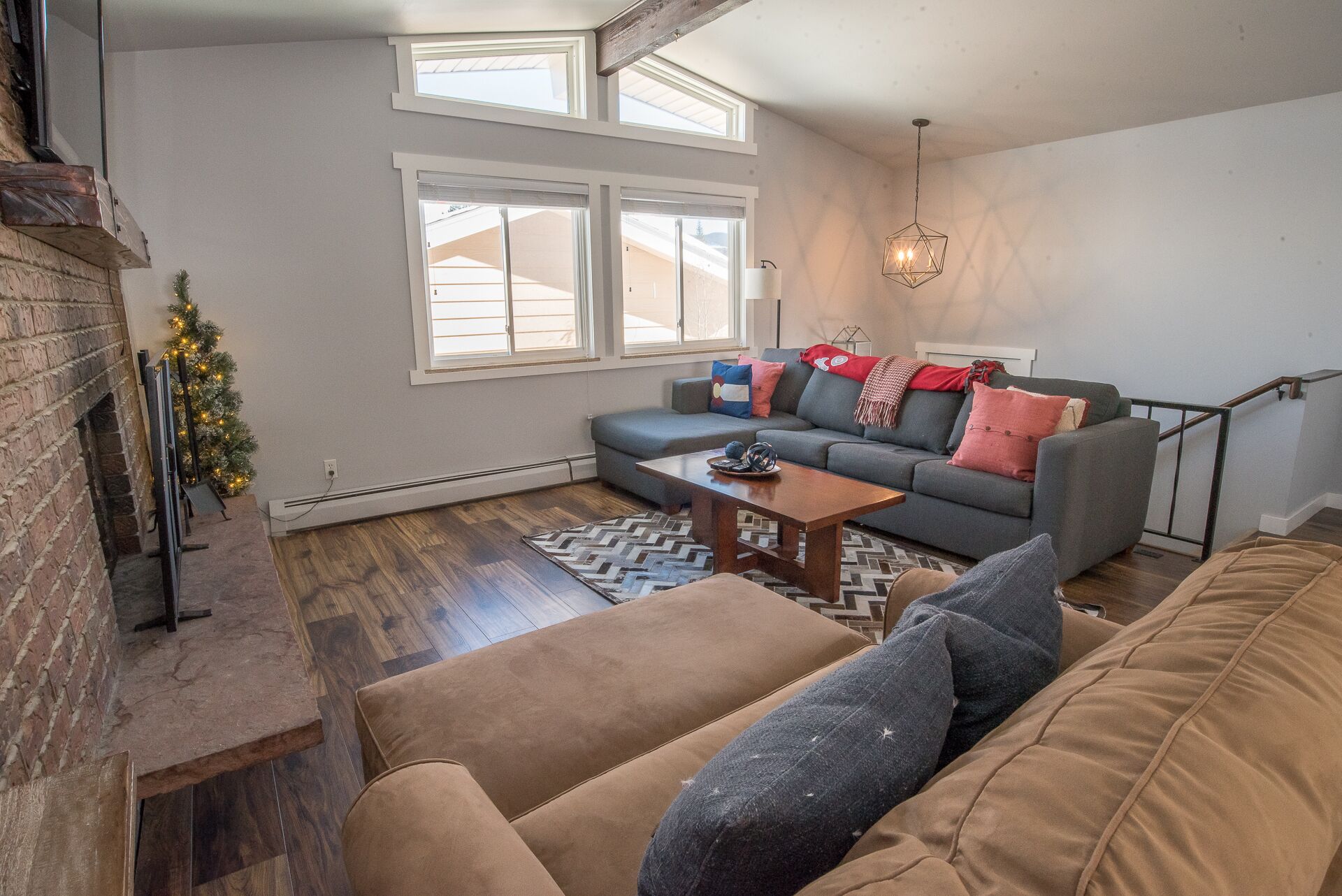 Télévision, cheminée, lecteur de DVD