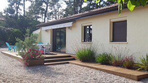 Outdoor dining - Villa Rebecca by Agence Bru - 11201 (Lacanau)