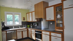 Coffee/tea maker, fridge, microwave, oven - Villa Rebecca by Agence Bru - 11201 (Lacanau)