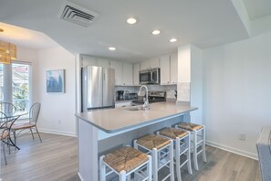 Frigorifero, microonde, forno, piano cottura