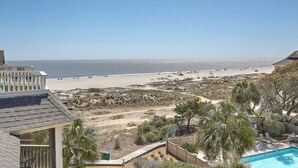 Une propriété située en bord de mer, dotée d’une piscine, d’un accès à la plage et offrant une vue sur l’océan.