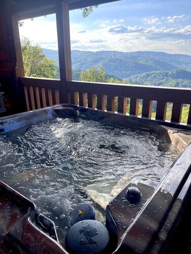 Breathtaking views of the mountains sleeps 8.