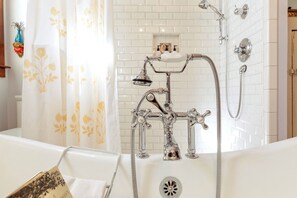 Ensemble douche/baignoire, sèche-cheveux, serviettes fournies, savon