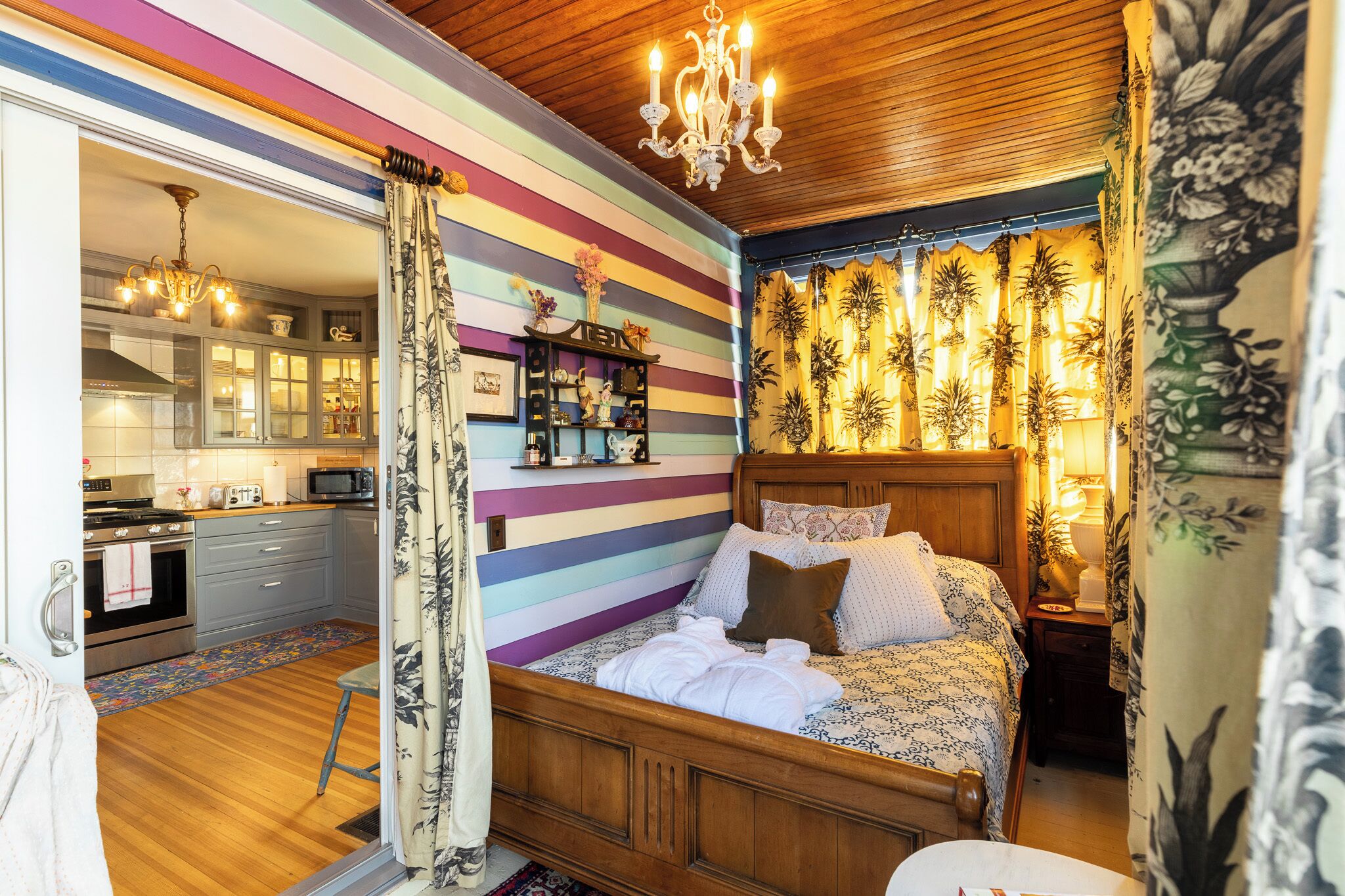 4 bedrooms, desk, iron/ironing board, travel crib