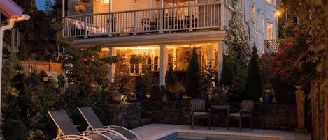 Utendørsbasseng og et oppvarmet basseng