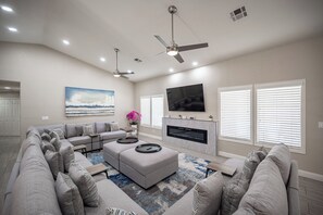 Living area - Lucerne · 35% Off Fall Special - Luxury Home Near Strip (Henderson)
