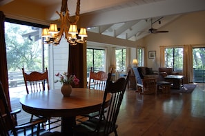 Dining - Secluded getaway in the Oaks and Pines with meandering Deer (Mariposa)