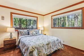 3 bedrooms, desk, iron/ironing board, free WiFi