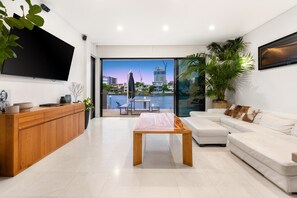 Smart TV, Netflix, streaming services - $3 Million Waterfront Villa - pets welcome (Surfers Paradise)