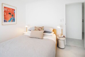 2 habitaciones, escritorio y tabla de planchar con plancha 