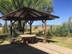 Outdoor dining - Sun Mesa House (Durango)