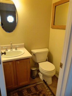 浴缸、按摩浴  缸、吹风机、毛巾