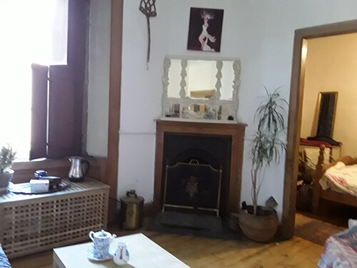 Beside Greyfiars Bobby Kirkyard, A Kingsize bed plus private livingrm.