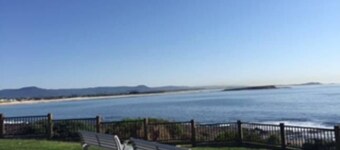 LAZY DAYZ SHELLHARBOUR is less than 5 mins walk to 2 beaches and Little Lake