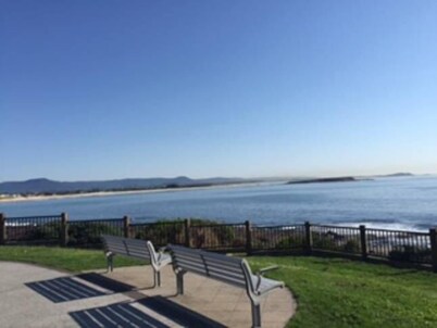 LAZY DAYZ SHELLHARBOUR is less than 5 mins walk to 2 beaches and Little Lake