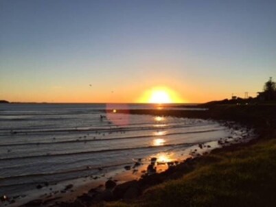 LAZY DAYZ SHELLHARBOUR is less than 5 mins walk to 2 beaches and Little Lake