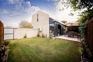 Outdoor dining - The Junction Boutique Apartment (Echuca)
