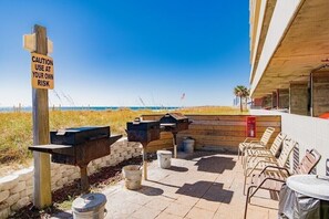 Outdoor dining - Seawind 505 | Beautiful updated condo! Amazing location! Splash pad for kids! (Gulf Shores)