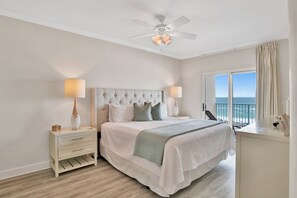 3 slaapkamers, een strijkplank/strijkijzer, gratis wifi, beddengoed