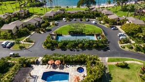 Zona residencial con piscina, cancha de tenis y vista al océano.