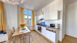 Kühlschrank, Mikrowelle, Ofen, Geschirrspüler