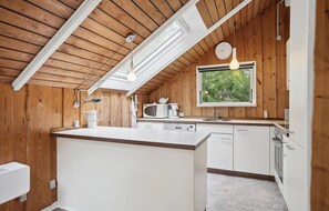 Fridge, stovetop, dishwasher, coffee/tea maker - Nice home in Hemmet with WiFi (Hemmet)