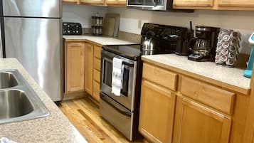 Geladeira, micro-ondas, fogão, cooktop