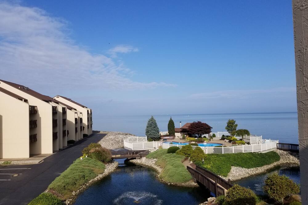 Stunning Lake Front Condo with Pool Hot Tub Tennis Court Completely Renovated