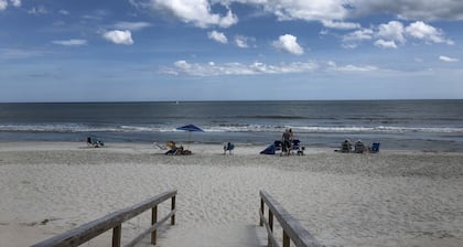 End Unit! 5 min to Beach. Steps from Pool/Jacuzzi and Golf Close to Dining. WiFi