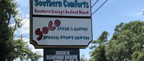 En skylt för Southern Comforts, en restaurang och en enkel servering som specialiserar sig på fisk och skaldjur, samt Soco Cakes & Coffee, ett evenemangscenter för speciella tillfällen.