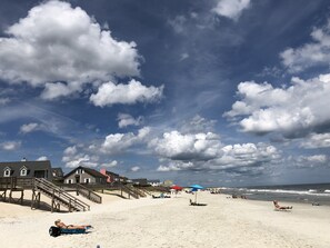 Beach nearby - End Unit! 5 min to Beach. Steps from Pool/Jacuzzi and Golf Close to Dining. WiFi (Pawleys Island)