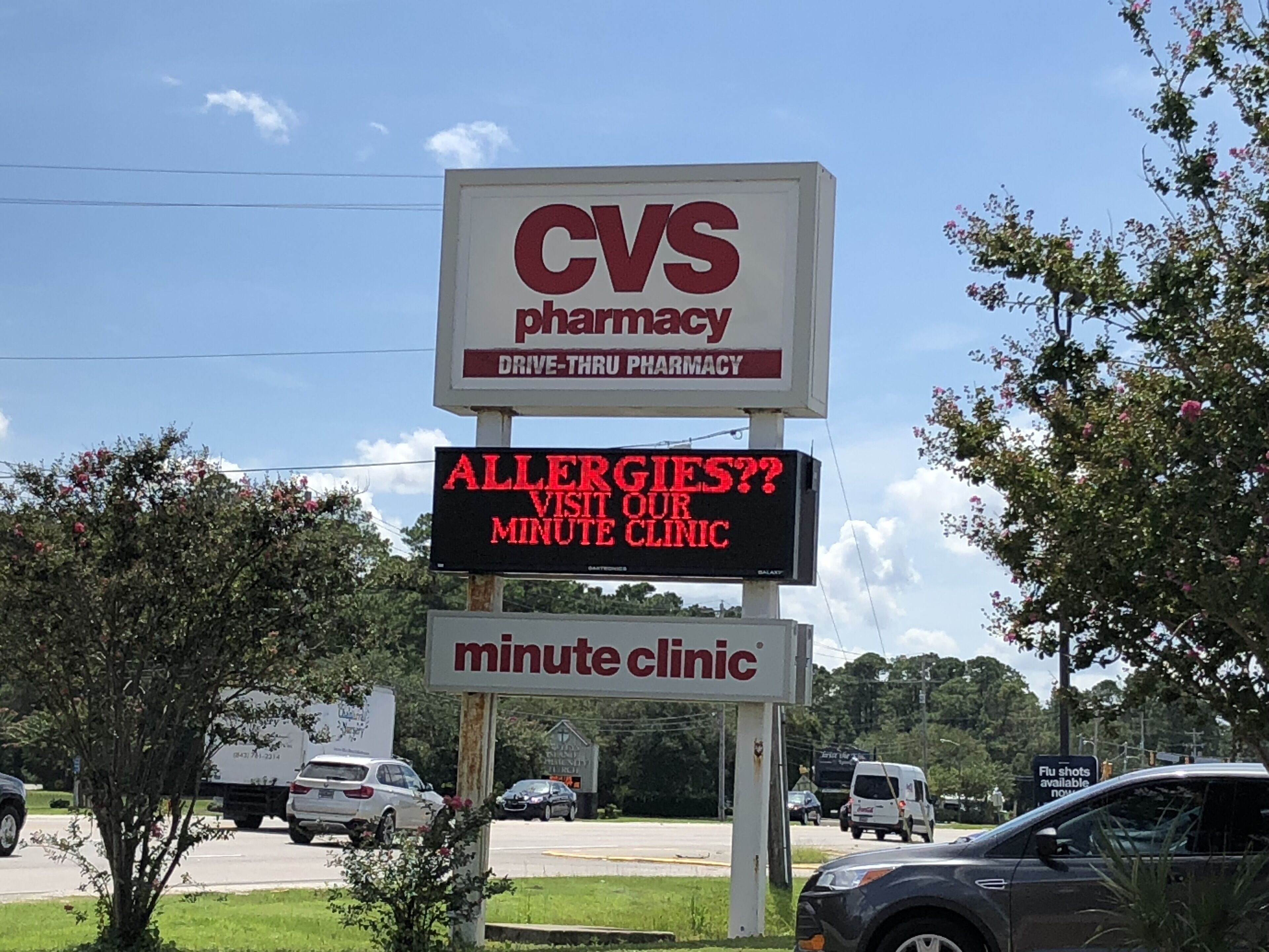 Ein Schild der CVS Apotheke mit einer digitalen Anzeige, die eine Minute Clinic für Allergien bewirbt.