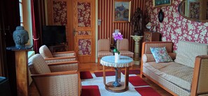 Älytelevisio, DVD-soitin, pöytätennispöytä, kirjoja