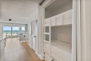 1 chambre, fer et planche à repasser, Internet gratuit, draps fournis