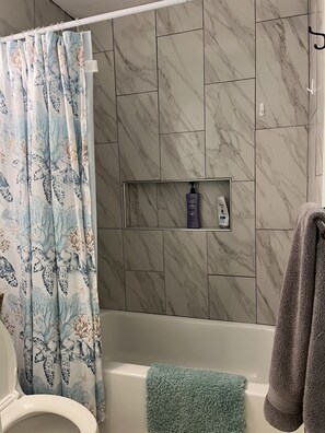 Secador de pelo, toallas, jabón y papel higiénico